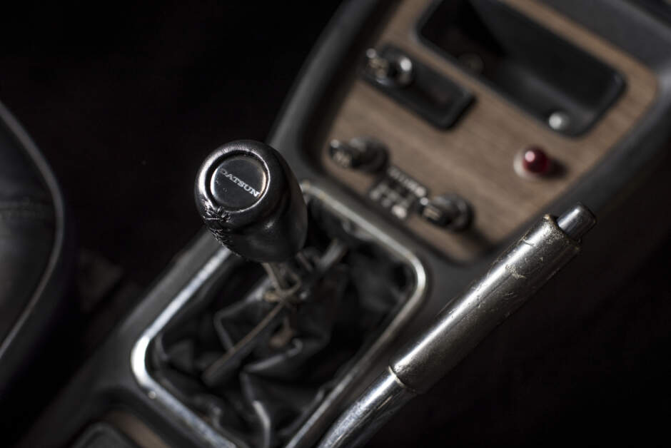 Original Datsun shift knob in Hakasuka interior