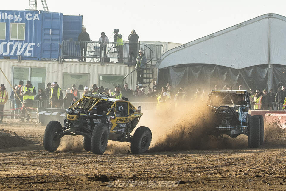 Can-Am UVT throws dirt at competitor at King of the Hammers 2022